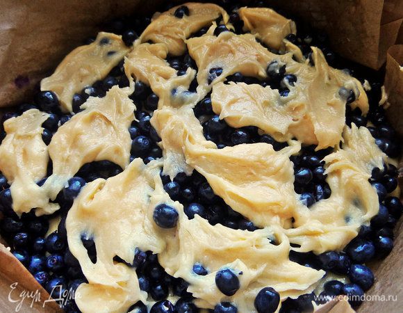 Сверху на ягоды хаотично ложкой распределить остатки теста.