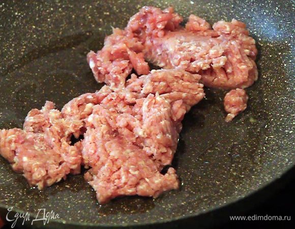 Поджариваем фарш на растительном масле до готовности под крышкой. Солим и перчим по вкусу после подрумянивания фарша.