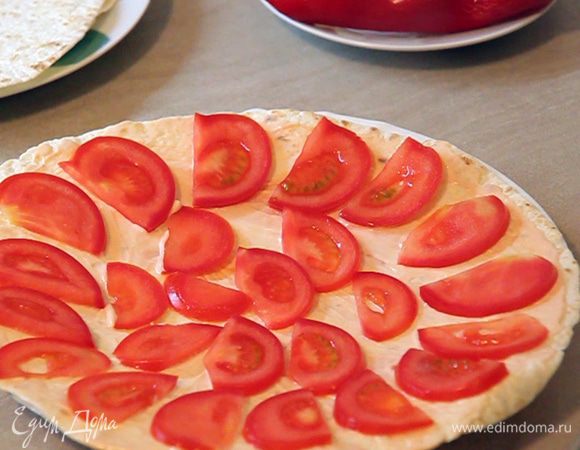 Выкладываем тоненько нарезанный помидор.