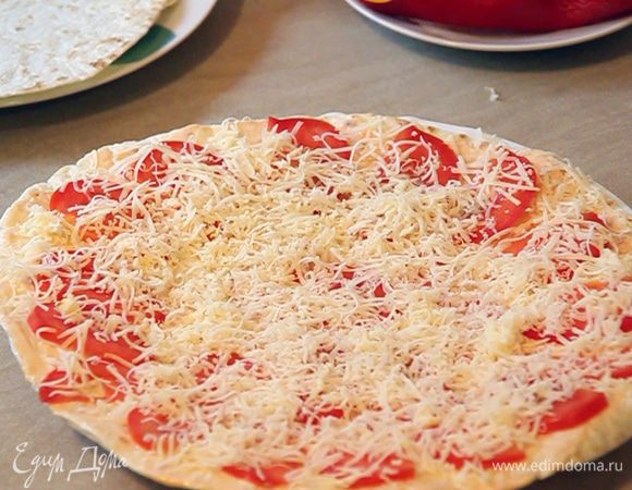 Сверху натираем на мелкой терке 50 г твердого сыра. Можно немного поперчить и посолить. На ваше усмотрение.