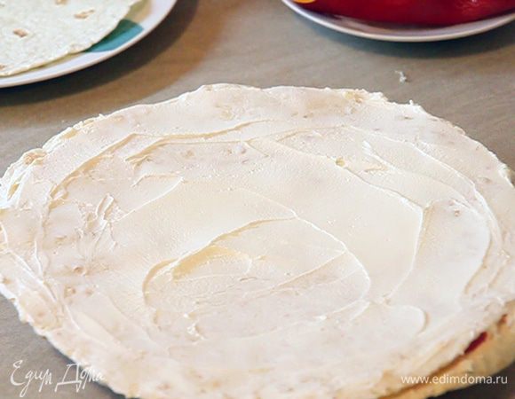 Сверху кладем второй лаваш. Намазываем его слоем сливочного сыра.