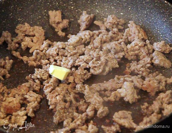 Когда фарш уже почти готов, добавляем небольшой кусочек сливочного масла для вкуса и сочности.