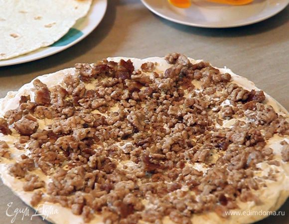 Выкладываем готовый фарш сверху второго лаваша, смазанного сливочным сыром.