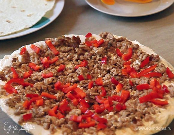 Посыпаем мелко нарезанным сладким перцем. Можно по желанию добавить зелени.