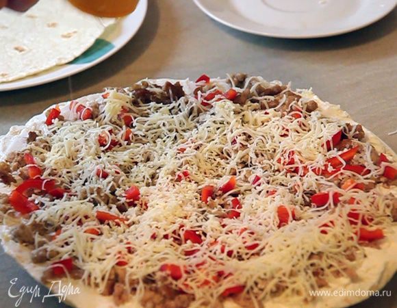 Сверху на мелкой терке натираем вторые 50 г твердого сыра.