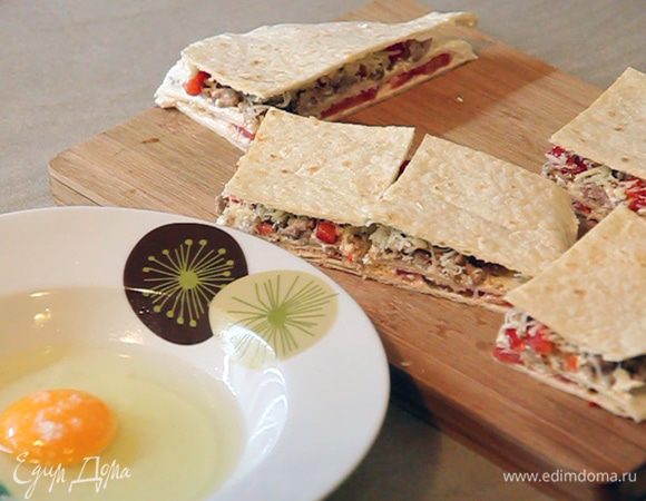 Берем одно яйцо. Разбиваем его в глубокую тарелочку. Перчим и солим яйцо по вкусу. Взбиваем яйцо в тарелке вилкой.