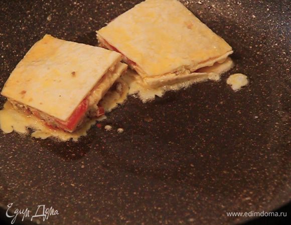 Ставим сковороду с растительным маслом на разогрев.