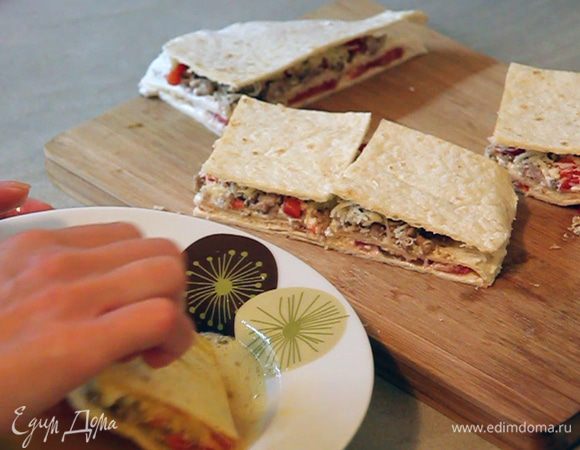 Обмакиваем каждый кусочек лаваша в яйце со всех сторон и выкладываем на разогретую сковороду.