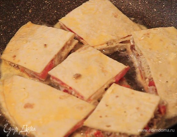  Обжариваем с двух сторон на среднем огне до золотистой корочки. Я дополнительно накрываю крышкой, чтобы сыр внутри лавашиков тоже расплавился.