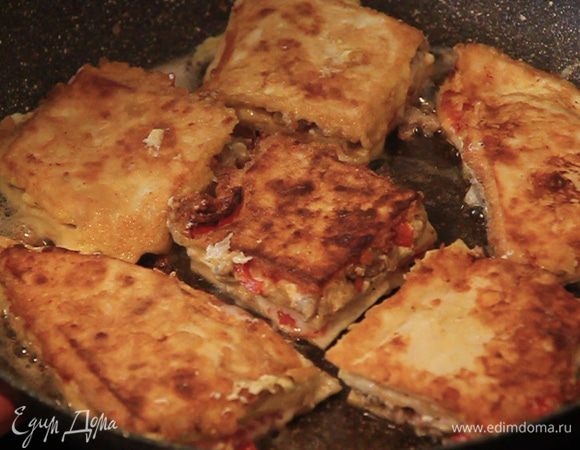 Вторую часть лаваша достаем из холодильника. Также разрезаем и обмакиваем во втором взбитом яйце. Обжариваем с двух сторон и выкладываем на блюдо либо порционно.

Вот такие необычные яркие и сочные бутерброды украсят ваш стол, удивят ваших друзей на пикнике либо будут желанным перекусом в дороге.

Приятного вам аппетита!