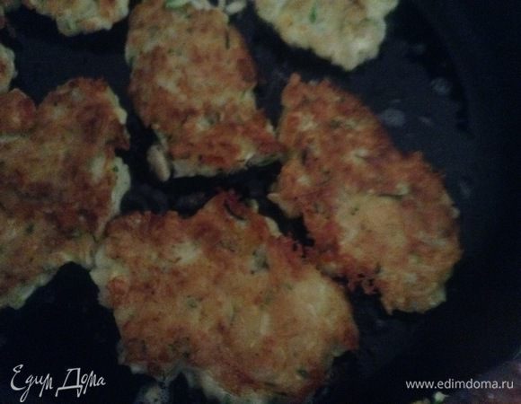 Дальше — все, как обычно, выкладываем ложкой деруны на сковороду, смазанную маслом, и жарим с обеих сторон до золотистой корочки. Затем перекладываем на бумажное полотенце, чтоб впитался лишний жир.