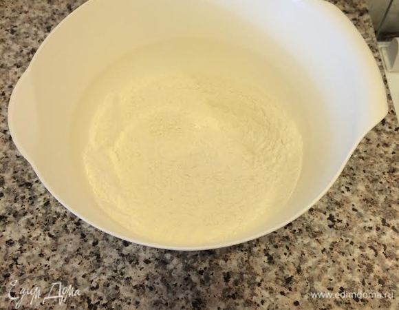 Духовку нагреть до 180°C. Форму для кекса диаметр (26) см слегка смазать маслом. Муку просеять в миску с разрыхлителем и солью.