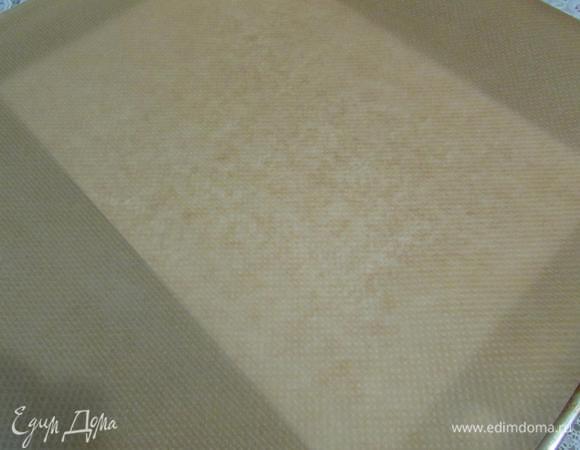 Подготовить противень. На противень положить чистый лист белой бумаги, размером 20х25. Сверху пекарскую бумагу, через нее должен проглядывать белый лист. 