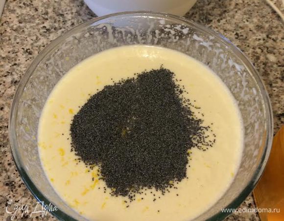 Добавить цедру, мак и перемешать на первой скорости миксера.