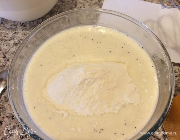 Добавить муку и перемешать на 1 скорости.