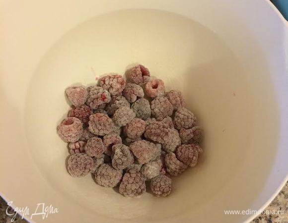 Малину аккуратно перемешать с 1 ст. л. муки.