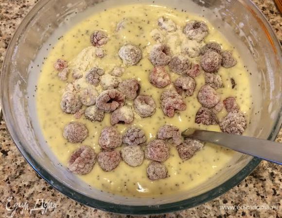 Добавить в тесто и аккуратно перемешать ложкой.