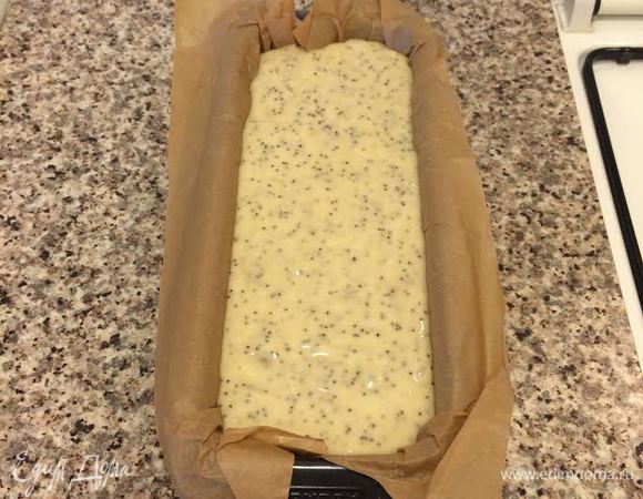 Тесто перелить в форму.