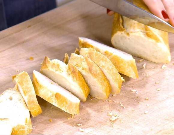 Багет нарезать небольшими ломтиками.