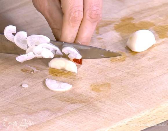 Чеснок почистить и нарезать тонкими ломтиками.