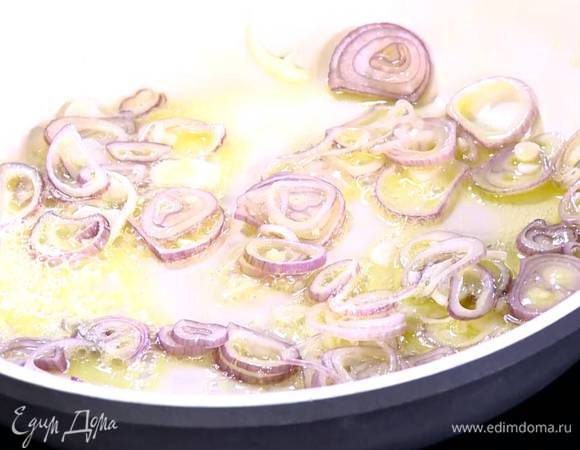 Разогреть в сковороде оливковое и сливочное масло, обжарить лук и чеснок, затем поперчить.