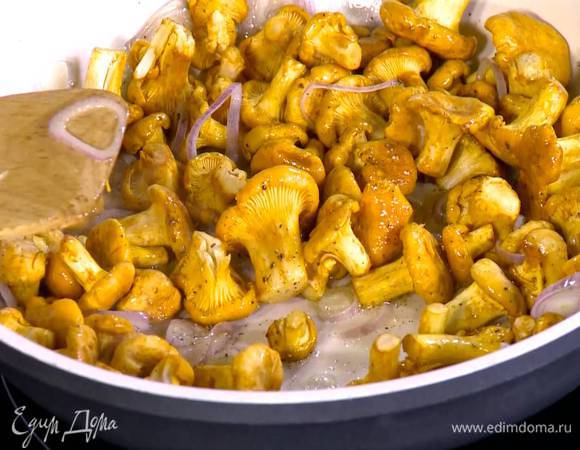 Лисички почистить, добавить к луку с чесноком, все посолить и слегка обжарить.