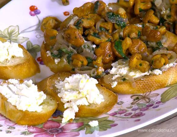 Поджаренный хлеб смазать лимонным сыром, сверху поместить лисички с луком и чесноком.