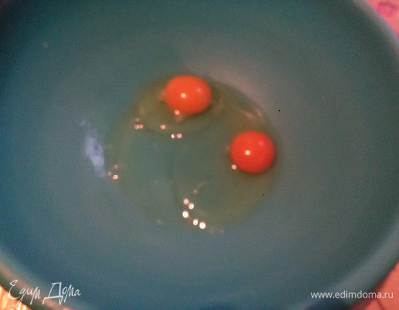 Взбиваем яйца с сахаром, я взяла два, потому что маленькие очень.