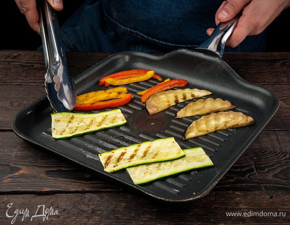 Разогреть в сковороде-гриль 2 — 3 ст. ложки оливкового масла и обжаривать нарезанные овощи со всех сторон до появления золотистых полосок.