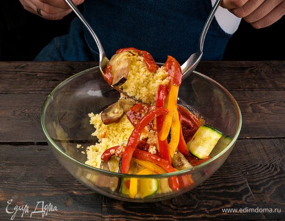 Обжаренные овощи соединить с кускусом и заправкой.