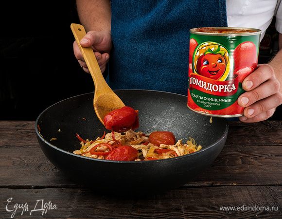 Лук и чеснок очистить, порубить и обжарить на разогретом оливковом масле до прозрачности. Добавить нарезанный полосками болгарский перец и обжарить в течении 5 минут. Добавить к овощам томатную пасту «Помидорка», помидоры в собственном соку «Помидорка», соль, перец, паприку и сахар.