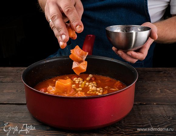 Добавить рыбу, накрыть крышкой и тушить 15 — 20 минут. 