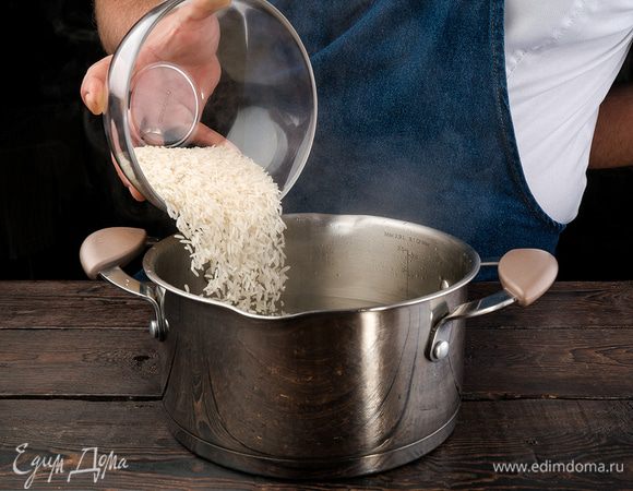 Отварить рис до готовности.