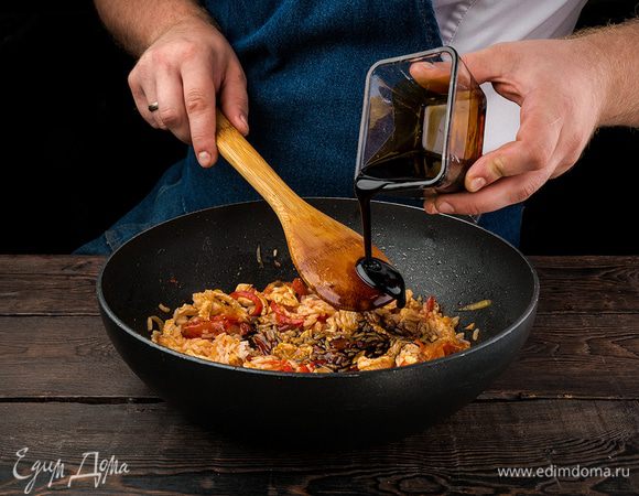 Добавляем соус терияки и специи по вкусу, не забудьте учесть уже соленый соус терияки. 