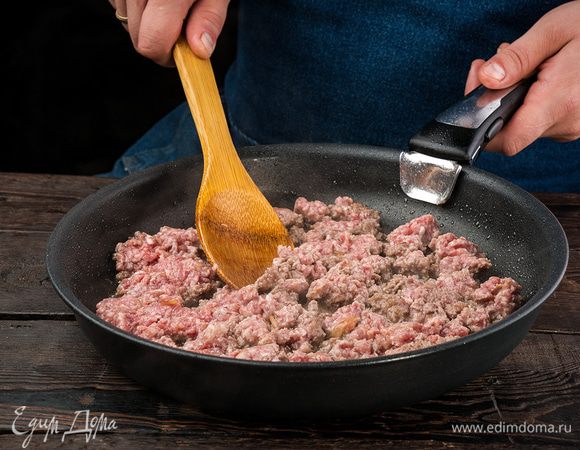 Обжарить на разогретой сковороде с оливковым маслом говяжий фарш до коричневого цвета примерно 5 — 8 минут.