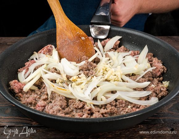 Лук нарезать тонко, сладкий перец нарезать тонко, чеснок мелко порубить. Все это добавить на сковороду. Обжаривать примерно 5 минут. Добавить специи, лимонный сок, перемешать, снять с огня.