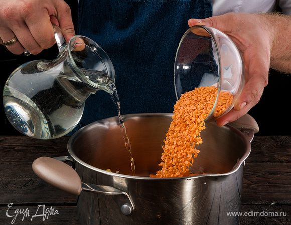 Промойте чечевицу и добавьте в кастрюлю. Залейте водой и варите с закрытой крышкой 1 ч. К концу варки посолите по вкусу, добавьте сладкий красный молотый перец и куркуму.