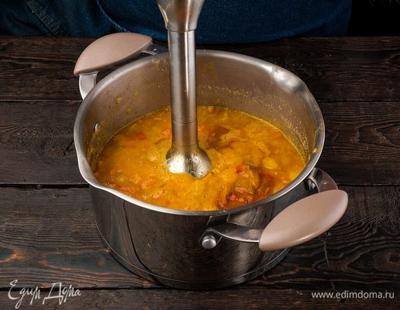 С помощью блендера измельчите содержимое супа до однородности. Снова поставьте на огонь, доведите до кипения и проварите 2 мин.