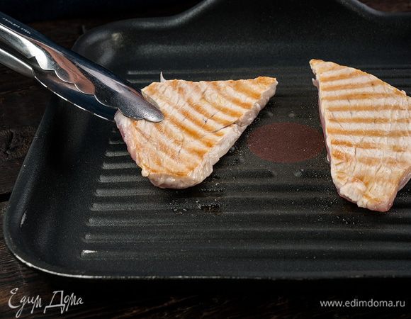 Куриное филе обжарить с обеих сторон на оливковом масле, посолить и поперчить.
