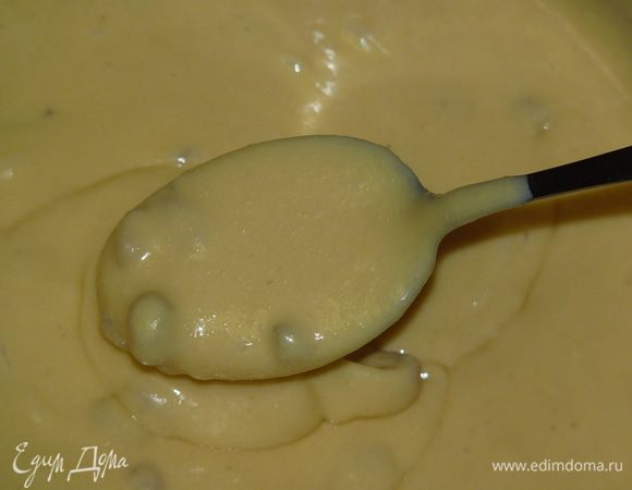 Добавить изюм, перемешать.