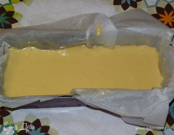 Форму застелить мокрой пекарской бумагой, влить смесь.