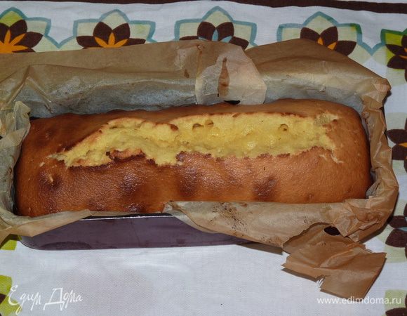 Выпекать в заранее разогретой до 180°С духовке 40 — 45 минут, в зависимости от формы. Готовность проверить деревянной шпажкой.