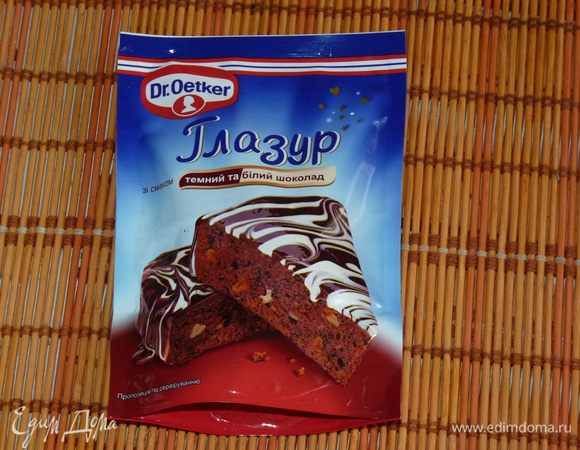 Немного остудить кекс в форме. Глазурь приготовить согласно инструкции. В данном случае — просто подогреть.