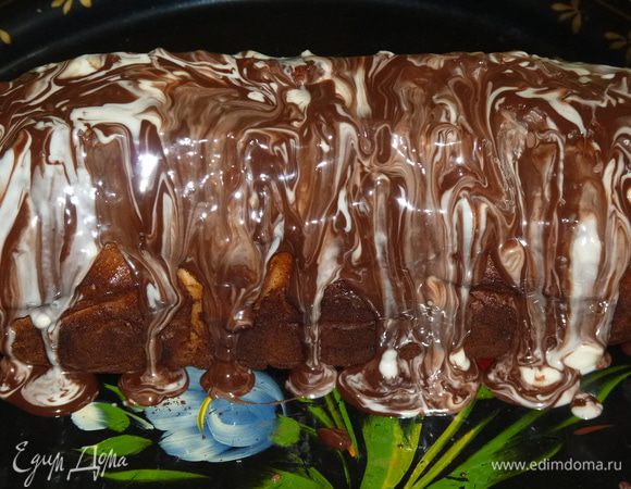 Аккуратно вынуть кекс из формы. Нанести глазурь, остудить в холодильнике минут 15 — 20.