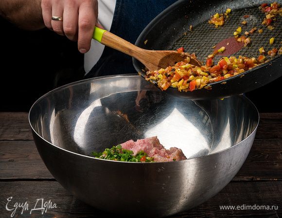 Куриный фарш соединить с обжаренными овощами, добавить яйцо, рубленую зелень (укроп, петрушка, лук), кукурузную муку, соль и молотый перец по вкусу. Хорошо перемешать фарш и оставить на 20 — 30 минут.
