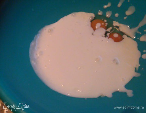 Добавляем кефир.