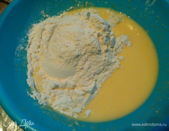 Добавляем муку и разрыхлитель. 