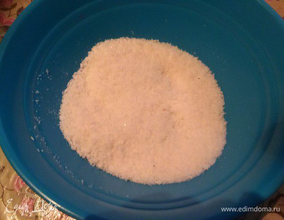 Делаем начинку: соединяем белую кокосовую стружку с сахаром и перемешиваем.