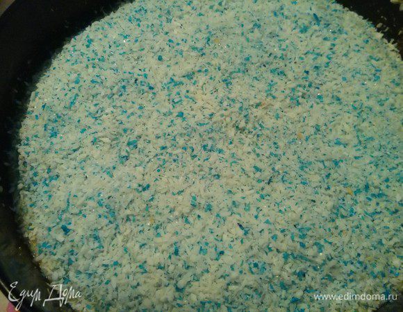 Смазываем форму кунжутным маслом Biolio, сверху выкладываем тесто, а наверх в начинку можно добавить цветную синюю кокосовую стружку. 