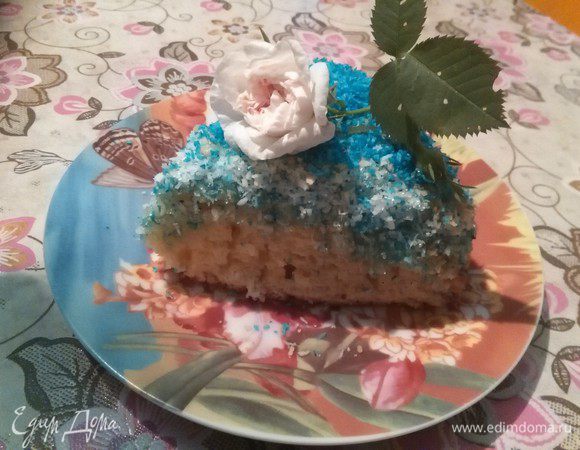 Выпекаем до готовности, главное не спалить кокосовую стружку. Пирог готов, приятного аппетита!